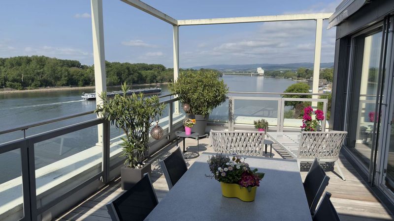 Luxuriöses 3-Zimmer-Penthouse am Rhein mit Dachterrasse & Weitblick. AUCH US-ARMY!